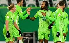 V体育-沙尔克中锋技压群雄进球团队配合表现甩手