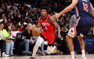 V体育官方app-火箭队客战连败，士气跌落