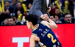 V体育官方app-快速展开反击，球队紧咬比分领先优势