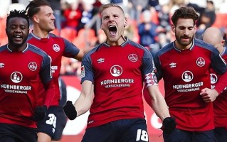 V体育-凯泽斯劳滕球员备战投入，在场上全力以赴