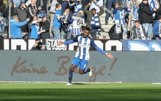 V体育-沙尔克04主场未能阻止勒沃库森的进攻火力