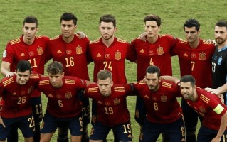 V体育-国际足球盛事中一队表现出色跻身前列