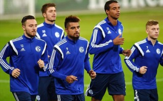 V体育-沙尔克04客场战胜弗赖堡，稳步进军前四