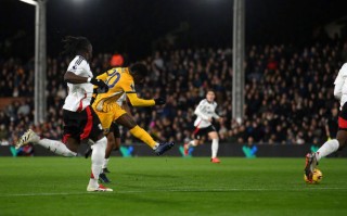 V体育官网-进攻凶猛，连续攻破对手球门