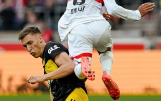 V体育-多特蒙德坚守阵地，主场奋战，一举击败对手