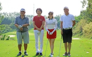 V体育-高尔夫球运动呈现精彩对抗，韩国选手夺魁