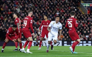 V体育官网-巴黎圣日耳曼再战胜，双方握手言和比赛太悬殊