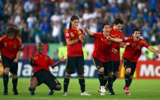 V体育官网-欧洲足球赛场上各路豪强实力均衡，胜负难料