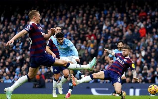 V体育-曼城客场轻取水晶宫，继续追赶领头羊