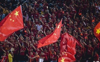 V体育-国内足球赛事火爆进行，球迷热情不减