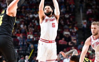 V体育官网-汤普森重返赛场，勇士状态回升