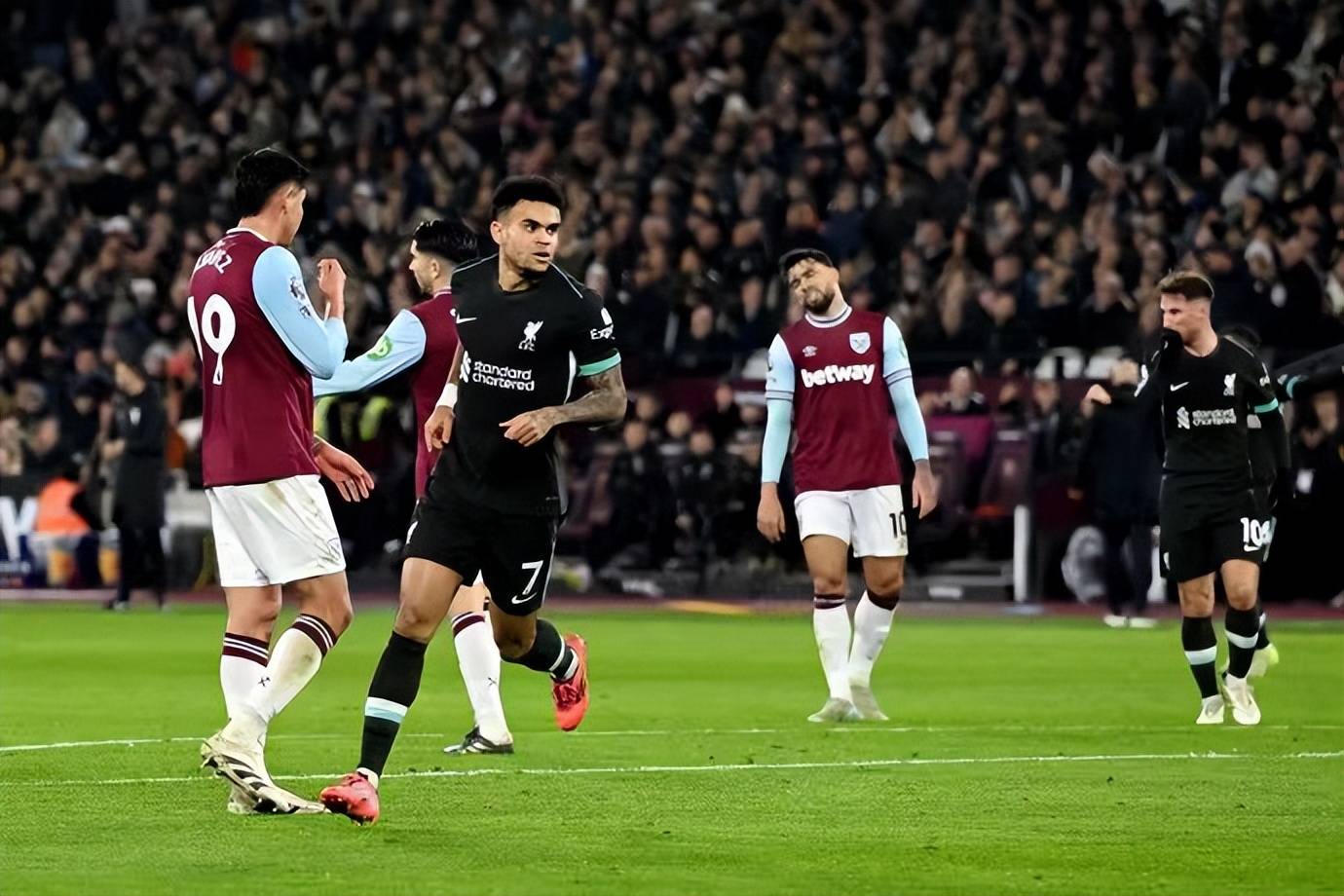 V体育官方app-黑马崛起！莱比锡客场逆袭西汉姆联，大胜取胜-第2张图片-V体育