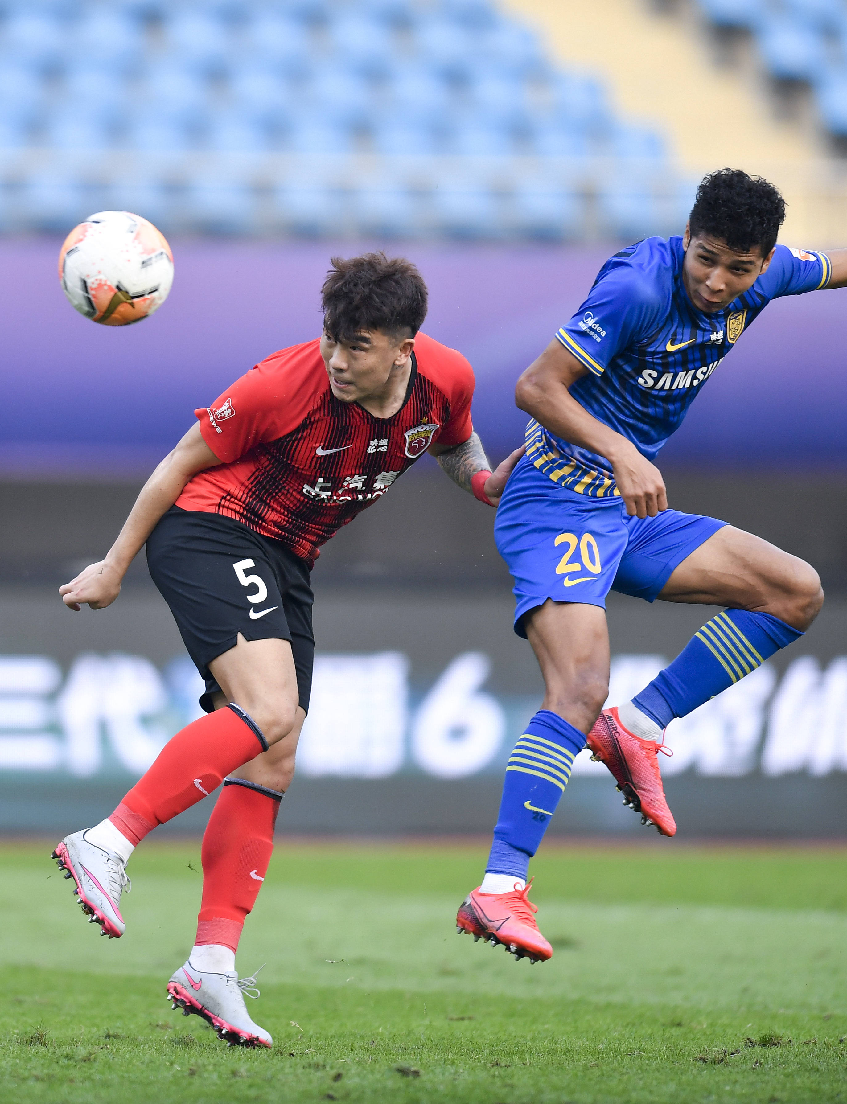 V体育-上海上港将在客场挑战江苏苏宁,谁能笑到最后?-第1张图片-V体育 V体育-上海上港将在客场挑战江苏苏宁,谁能笑到最后?-第1张图片-V体育