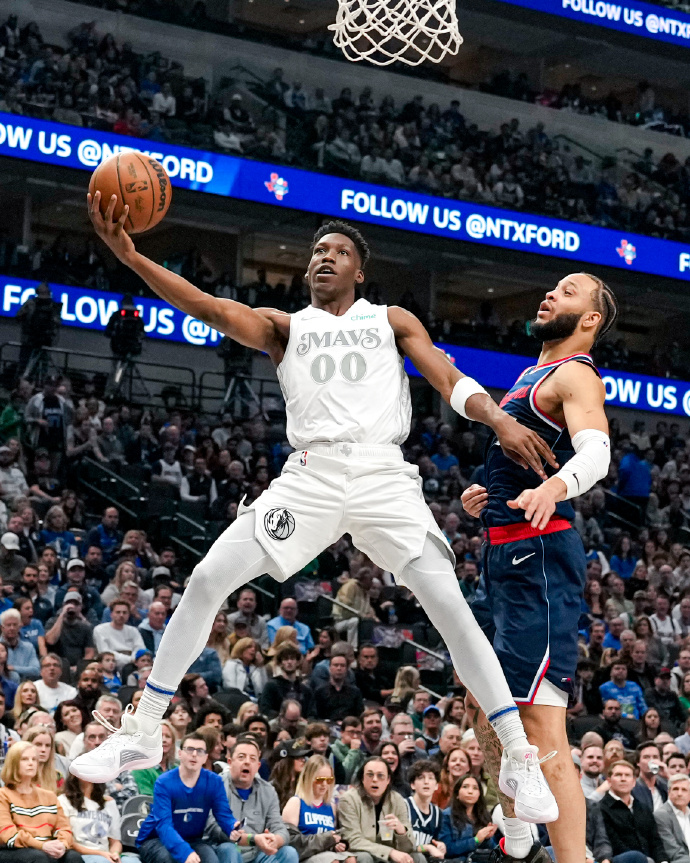 V体育-快船主场击败独行侠，卢比奥下场受伤令人揪心-第2张图片-V体育