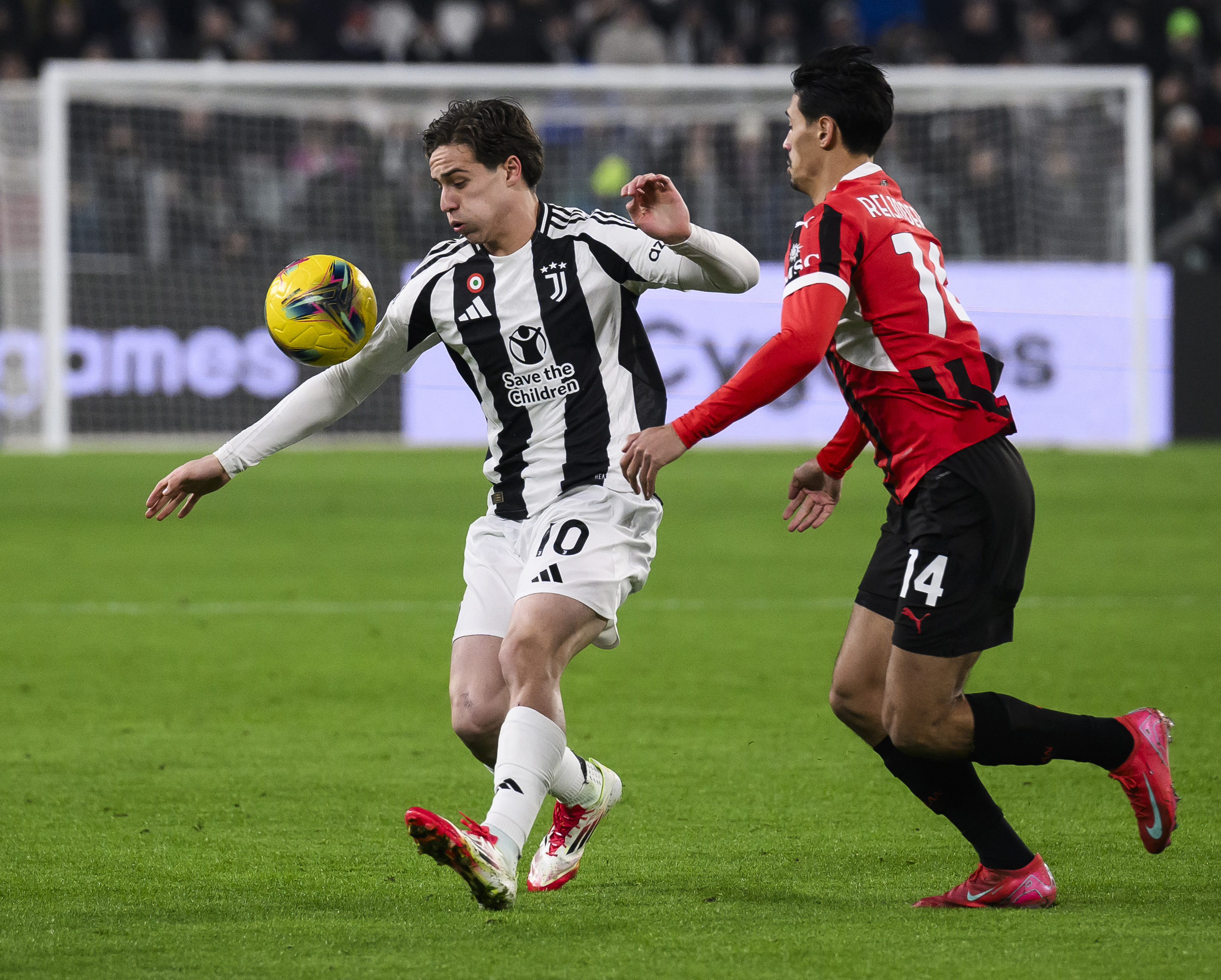 V体育官方app-尤文图斯遭遇AC米兰的挑战，双方实力均衡-第2张图片-V体育