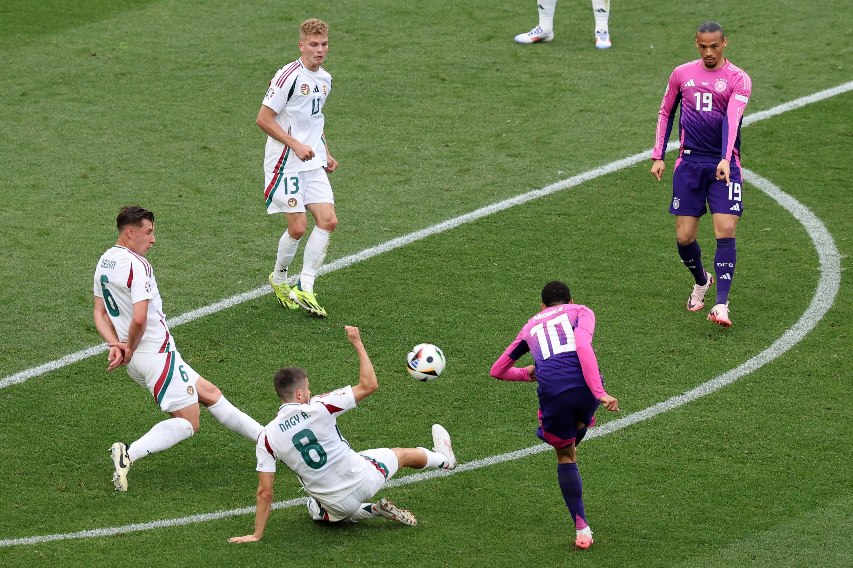 V体育-荷兰欧预赛惜败匈牙利，晋级失利-第2张图片-V体育