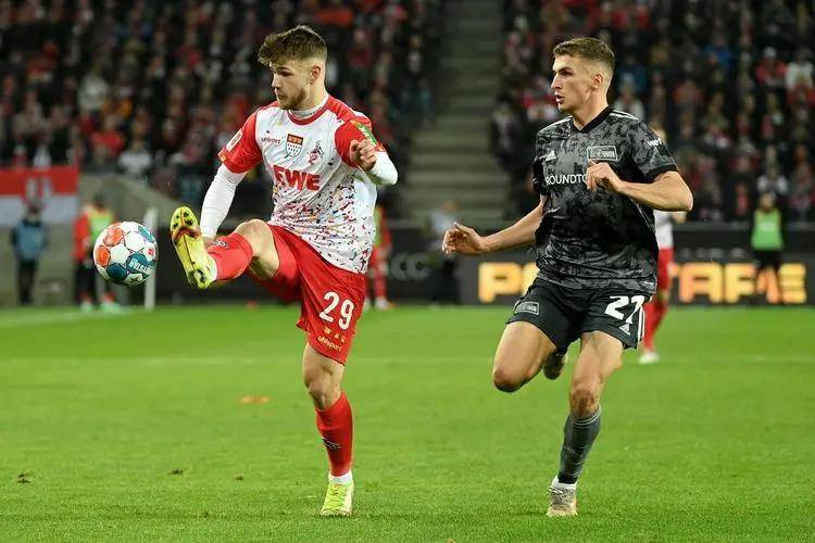 V体育-柏林联队员互相鼓励，积极备战比赛！-第2张图片-V体育