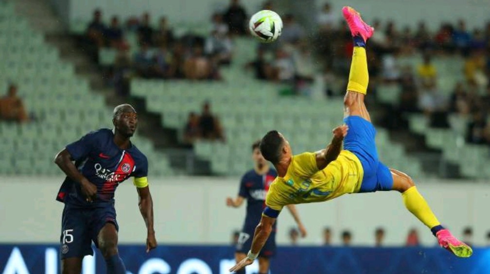 V体育官网-巴黎圣日耳曼再战胜，双方握手言和比赛太悬殊-第2张图片-V体育