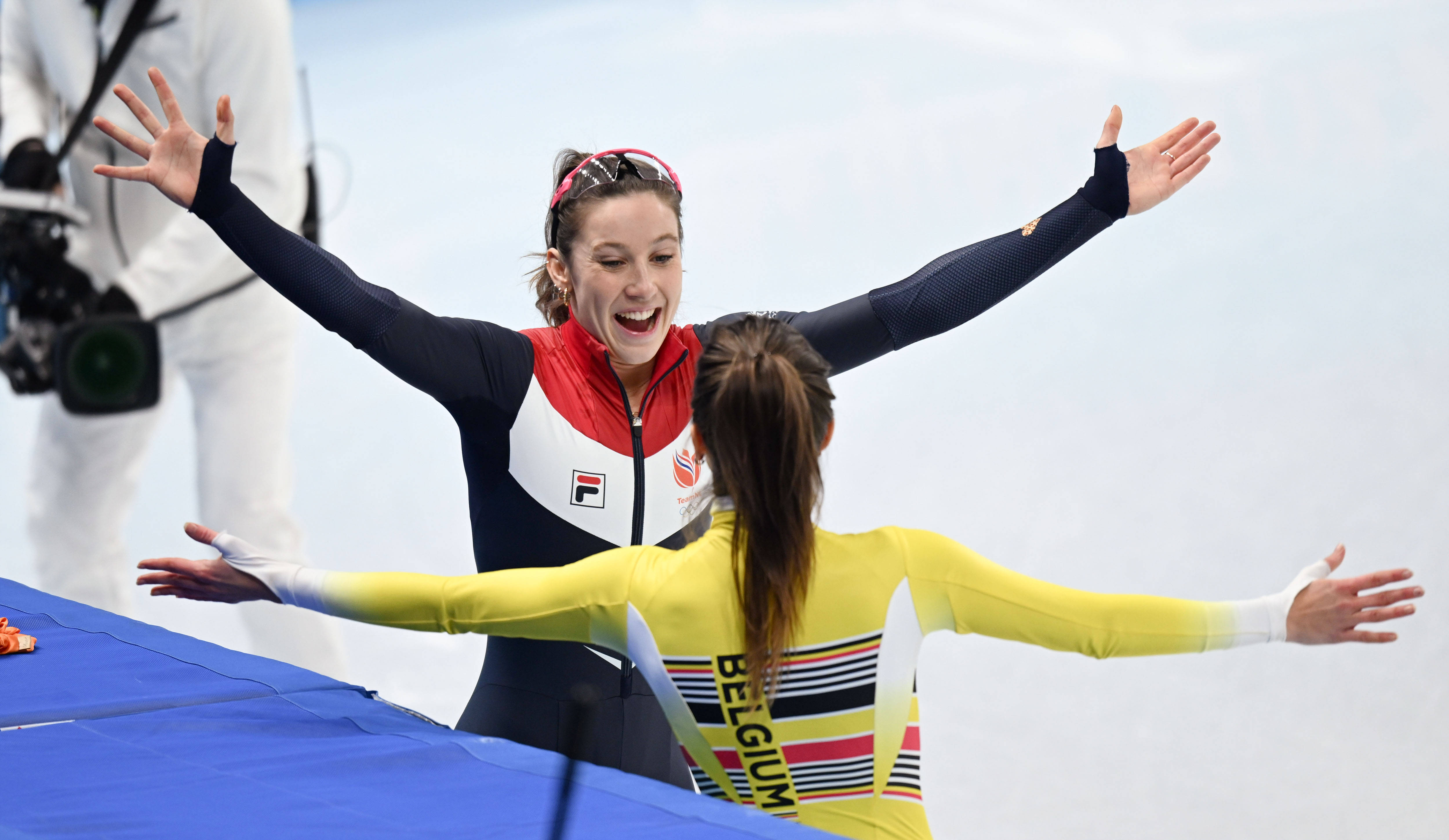 V体育官网-冰上飞驰！荷兰速滑选手百米夺冠-第2张图片-V体育