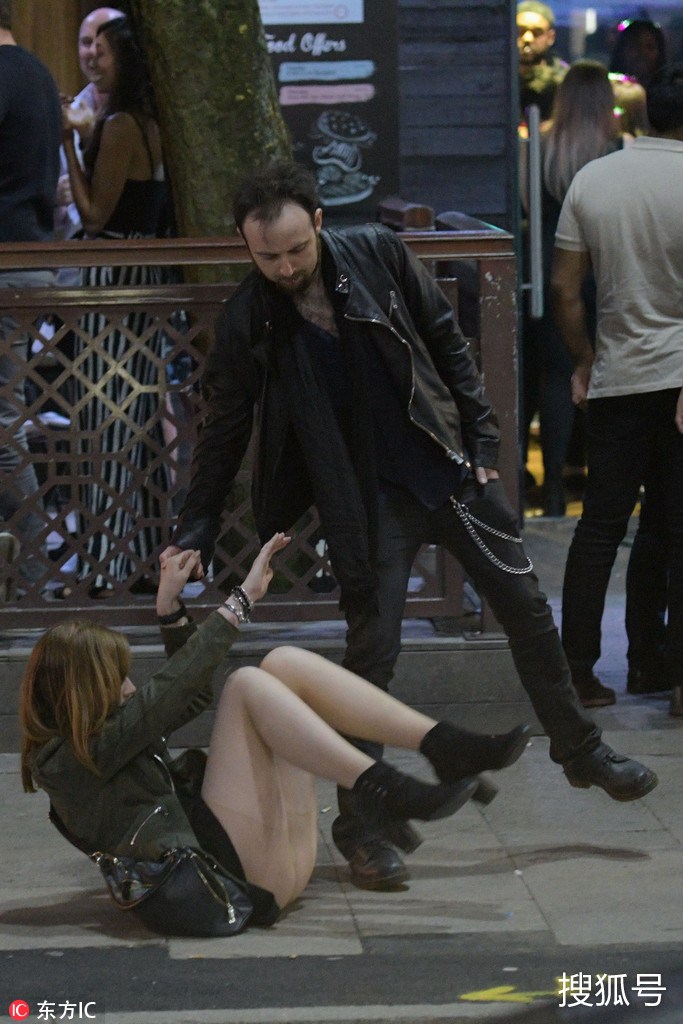 vsports体育-土耳其球队冠军庆功派对,队员尽情狂欢庆祝-第2张图片-V体育 vsports体育-土耳其球队冠军庆功派对,队员尽情狂欢庆祝-第2张图片-V体育