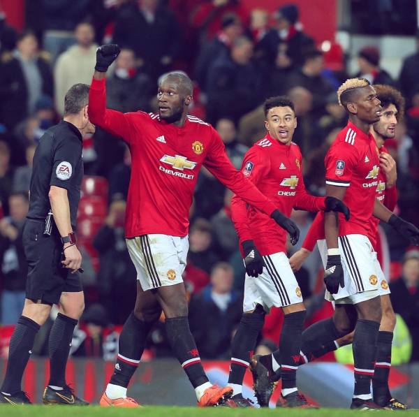 V体育官网-罗马城后防实力遭质疑，需引援补强-第1张图片-V体育