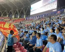 V体育-大连人民球迷为球队加油,齐心支持战胜对手-第1张图片-V体育 V体育-大连人民球迷为球队加油,齐心支持战胜对手-第1张图片-V体育