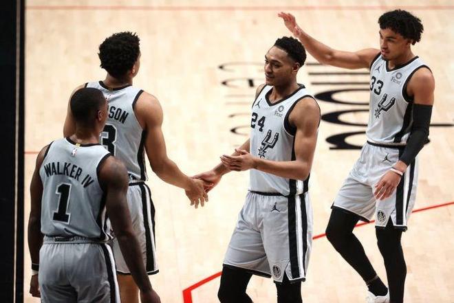 V体育-步行者客场大胜尼克斯,亨德森表现抢眼帮助取胜-第1张图片-V体育 V体育-步行者客场大胜尼克斯,亨德森表现抢眼帮助取胜-第1张图片-V体育